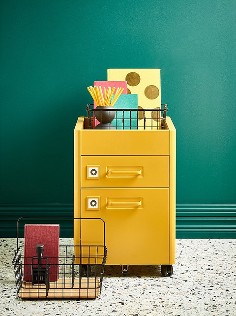 Дизайн інтер'єру з IKEA: використовуйте яскраві меблі для створення виразного декору кімнати.