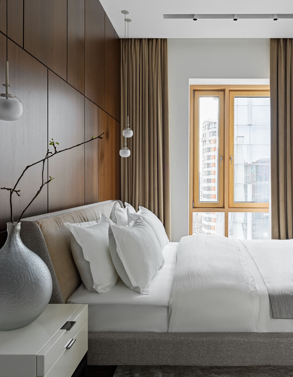 Вишуканий текстиль в інтер'єрі: подушки та плед на дивані створюють затишок