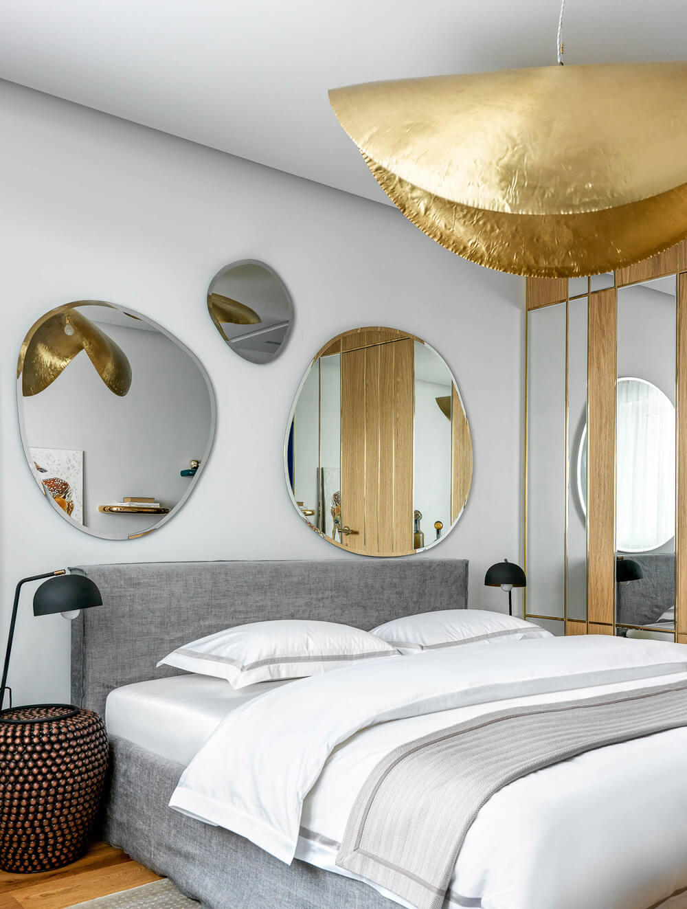 Декор з тканини: стильний плед на кріслі додає затишку та тепла у кімнаті