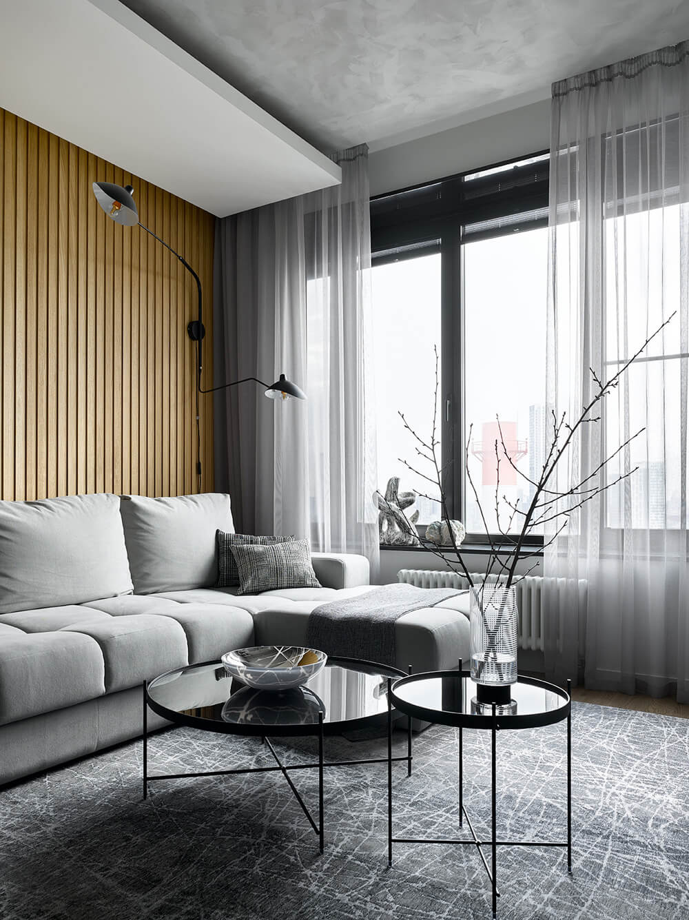 Сучасний інтер'єр: штори та декоративні подушки з тканини в гармонійній кольоровій гамі