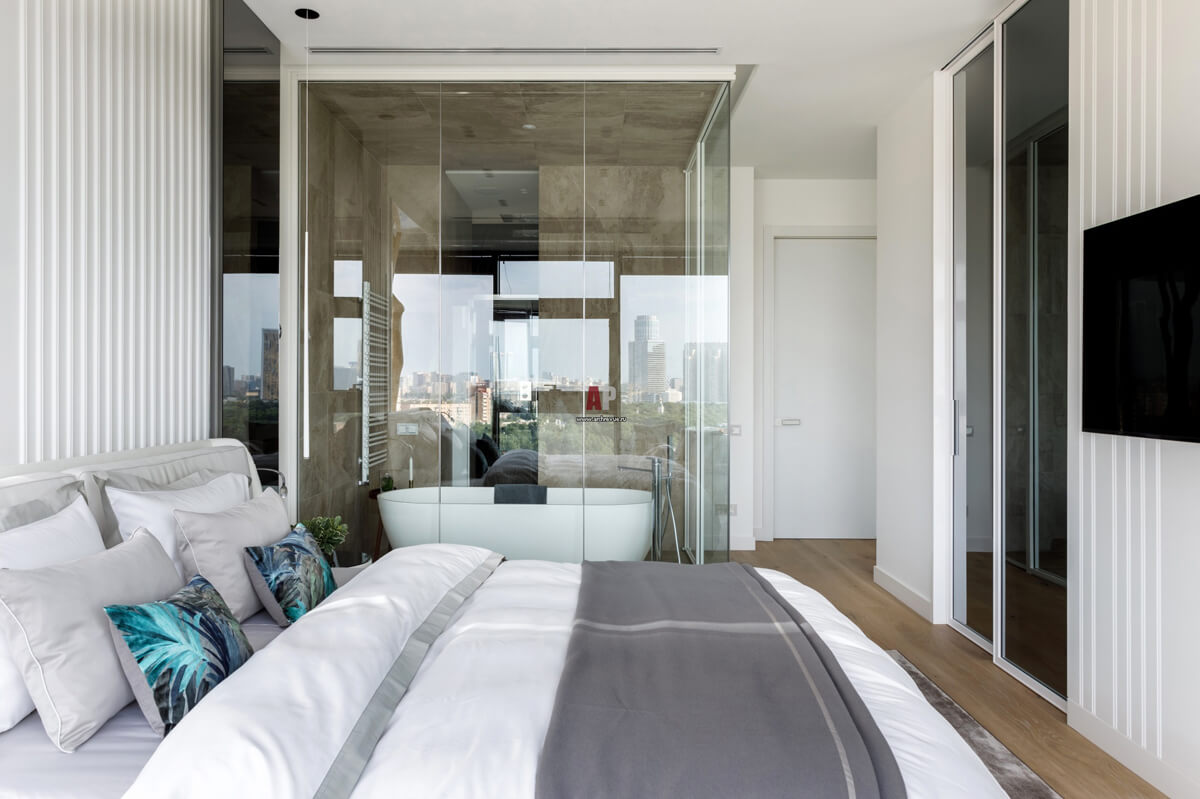 Текстиль в інтер'єрі: декоративні подушки з вишивкою та яскравим принтом на ліжку