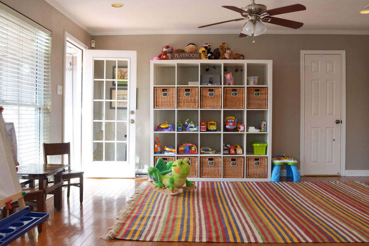 Організація зберігання речей в дитячій кімнаті з використанням кошиків та полиць для іграшок.