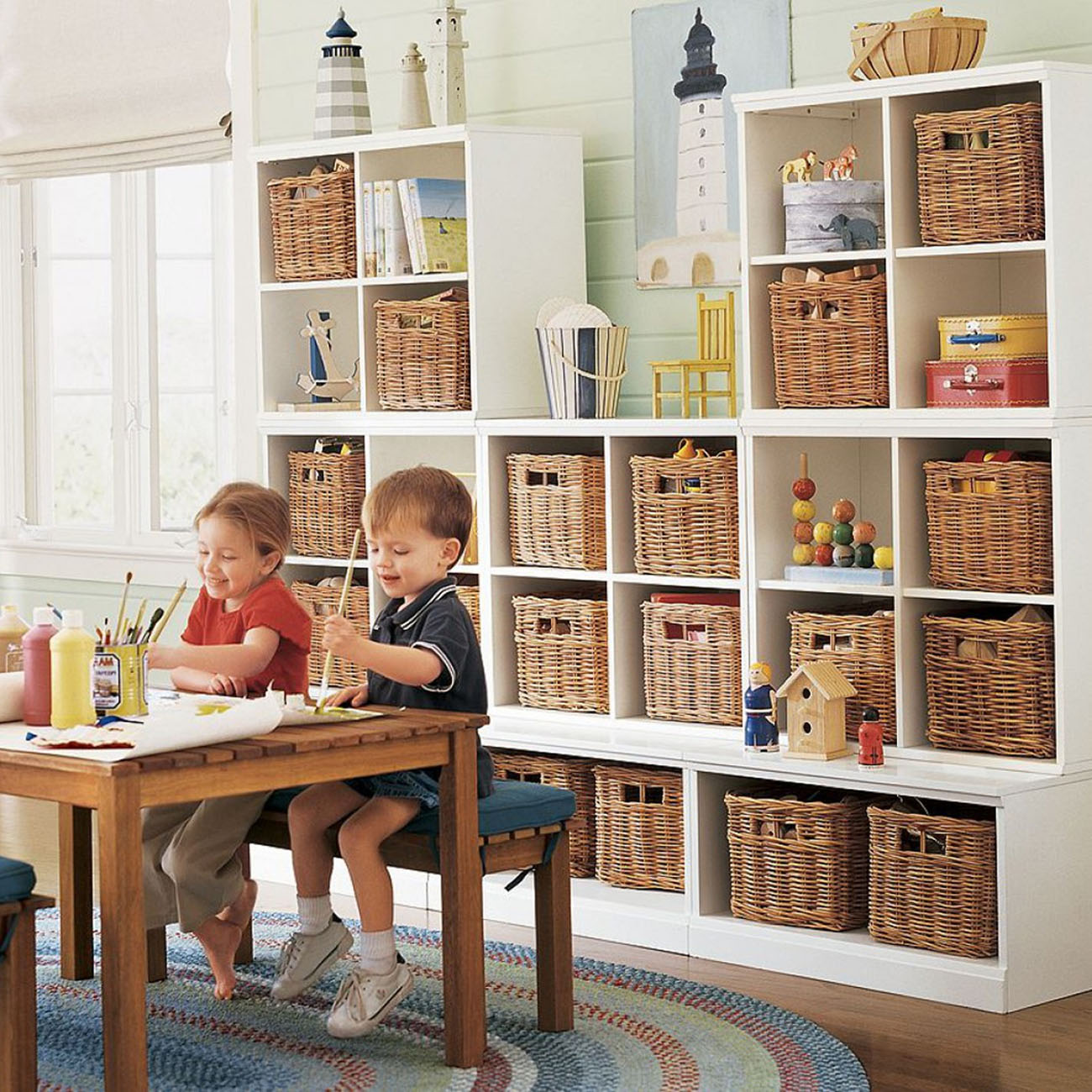 Ідеї для зберігання речей в дитячій кімнаті з використанням настінних органайзерів та кишень.