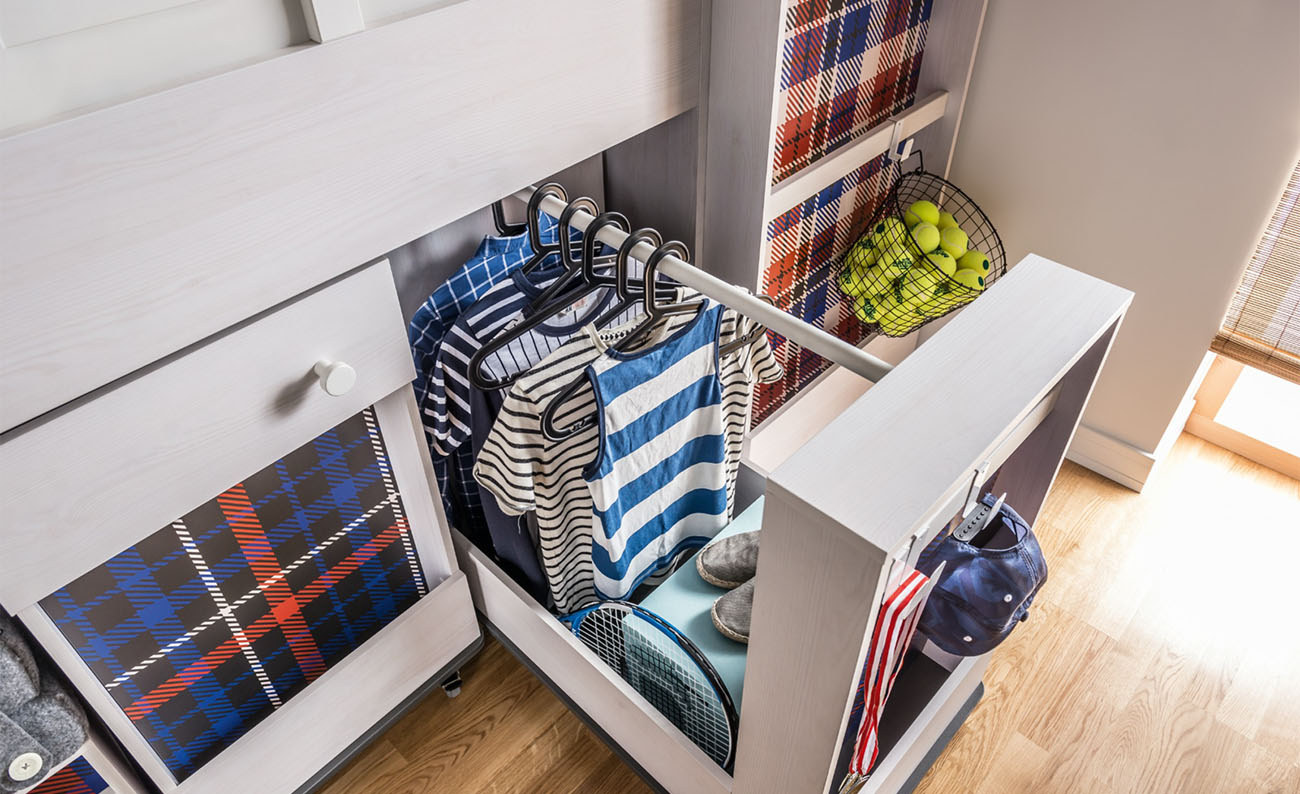 Ідеї зберігання речей в дитячій кімнаті з використанням комоду та полиць для книг та декору.