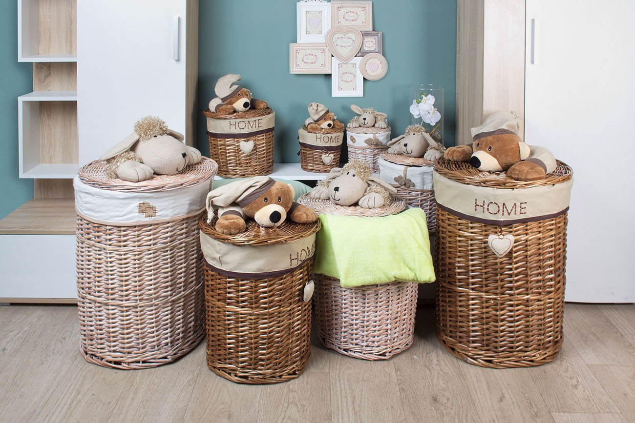 Організація зберігання речей в дитячій кімнаті з використанням ліжка з шухлядами для іграшок.