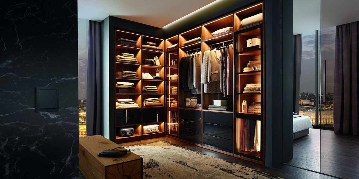 Практичне рішення для освітлення гардеробу: використання LED світильників на батарейках.