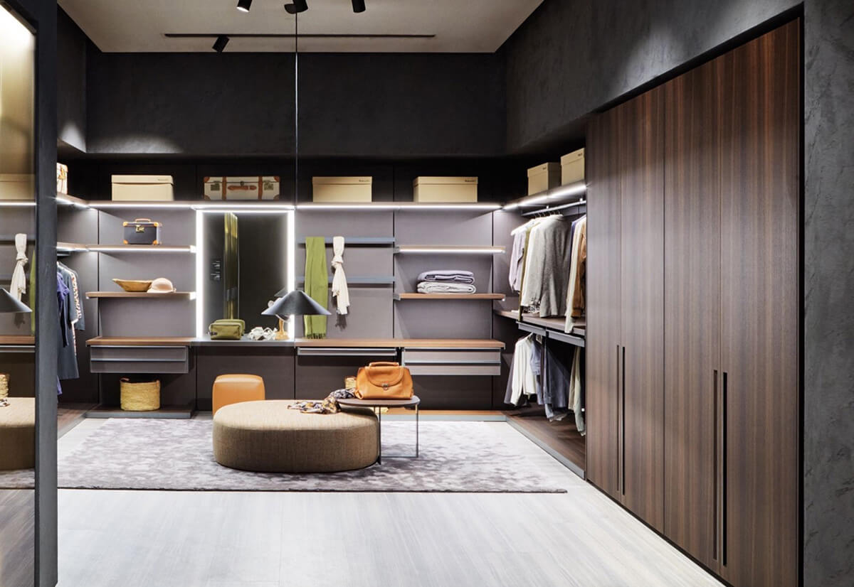 Внутрішнє освітлення гардеробу з використанням LED стрічок для зручного перегляду одягу.