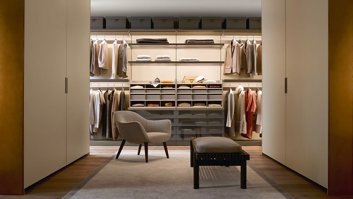 Функціональне освітлення гардеробної кімнати з різними рівнями підсвітки для кожної зони.