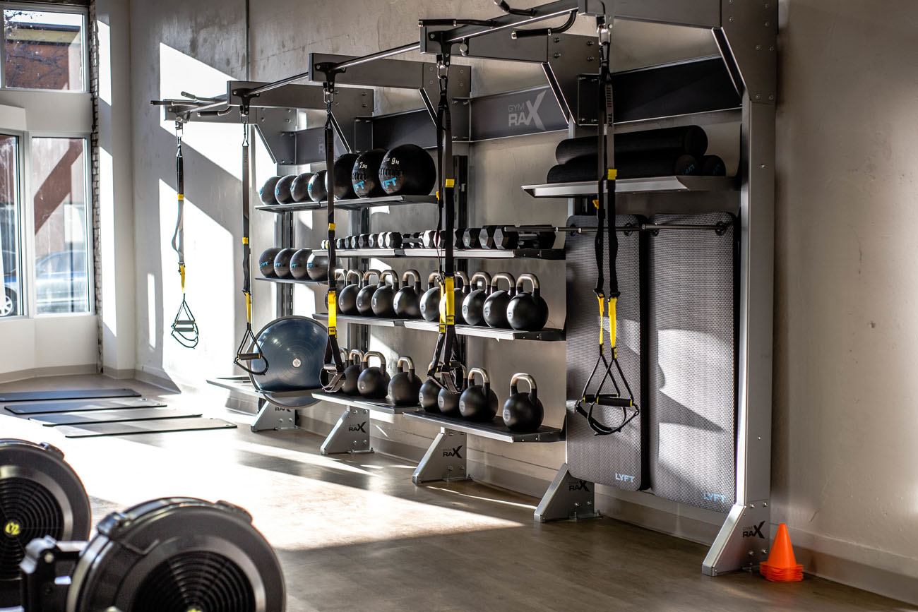 Сучасний домашній спортзал з великим екраном для перегляду онлайн тренувань