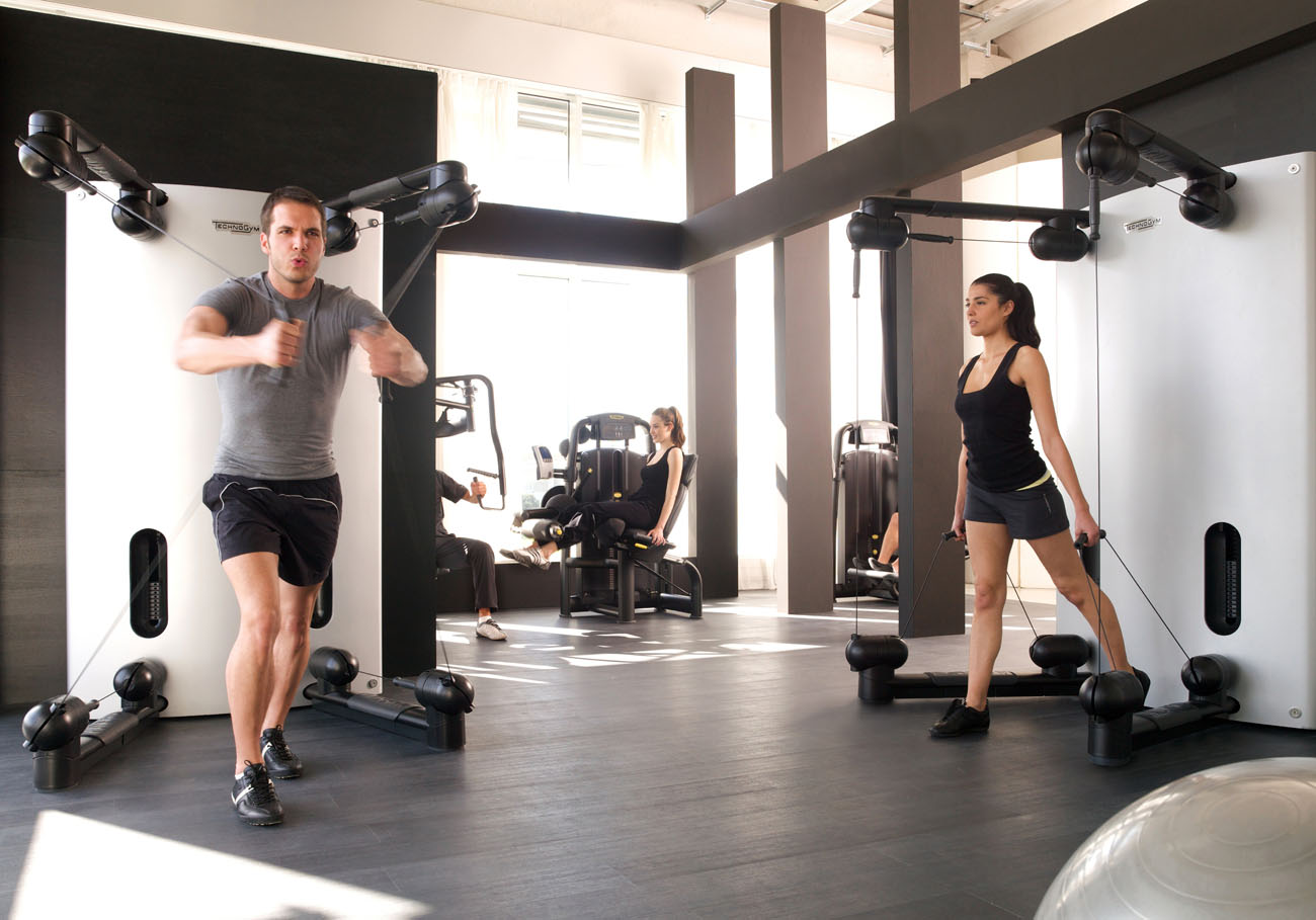 Стильний домашній спортзал з кардіотренажерами та панорамними вікнами