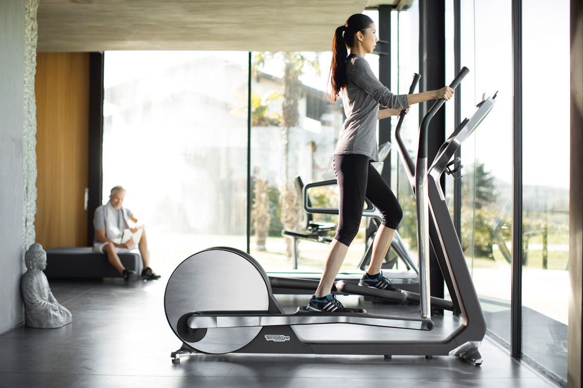 Дизайн домашнього спортзалу з тренажерами та дзеркалами для мотивації тренувань