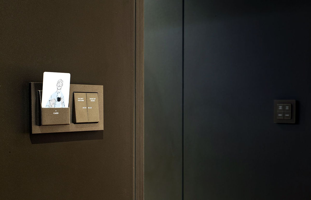 Ілюстрація правильного розміщення розеток біля робочого столу в домашньому офісі.