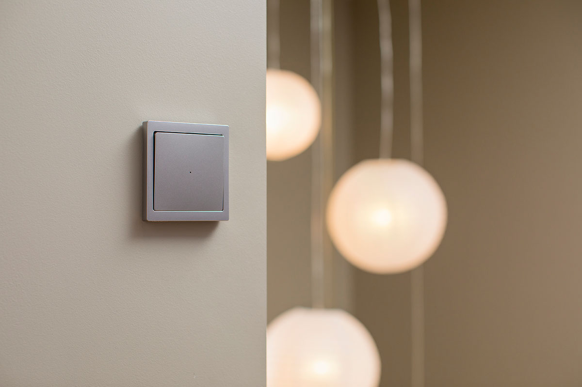 Продумане розміщення розеток в дитячій кімнаті з урахуванням безпеки та потреб дитини.