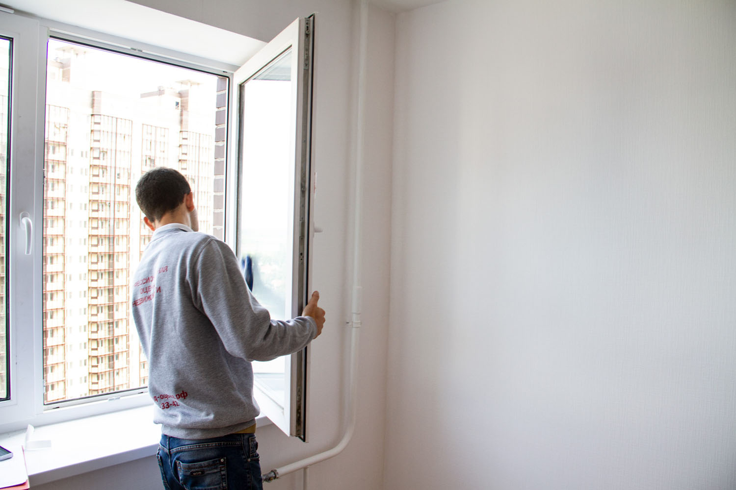 Приймання квартири: детальне обстеження сантехніки та труб у ванній кімнаті новобудови.