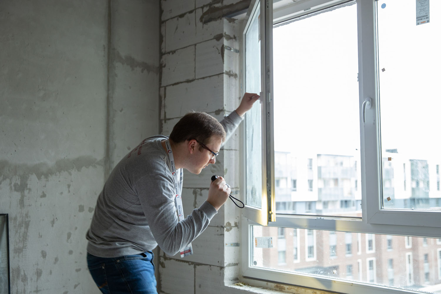 Процес приймання квартири: перевірка лічильників та електропроводки у новобудові.