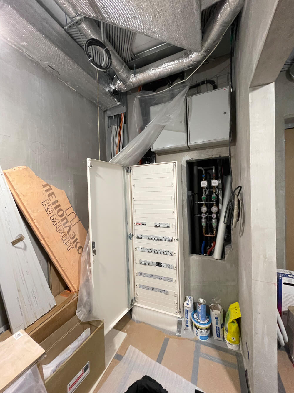 Розведення кабелів в розподільчій коробці: з'єднання проводів за допомогою клемників.