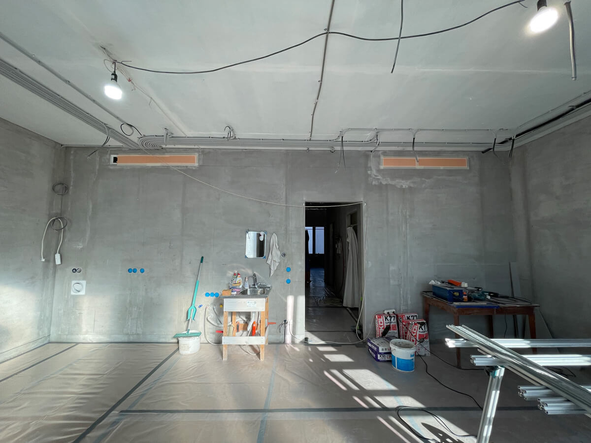 Перевірка електропроводки після монтажу: використання мультиметра для вимірювання напруги.