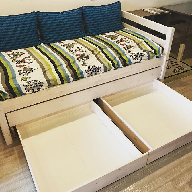Приклад використання висувної шухляди під ліжком для зберігання постільної білизни та ковдр.