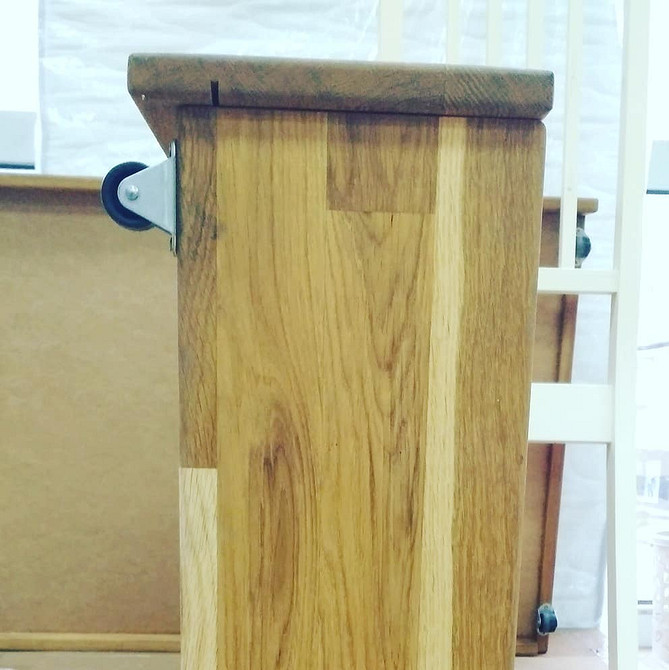 Процес виготовлення ящика під ліжко своїми руками з використанням дерев'яних дощок.