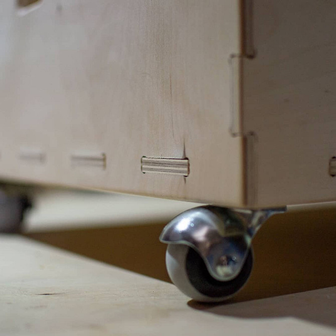 Готова висувна шухляда під ліжком: оптимальне зберігання речей у спальні.