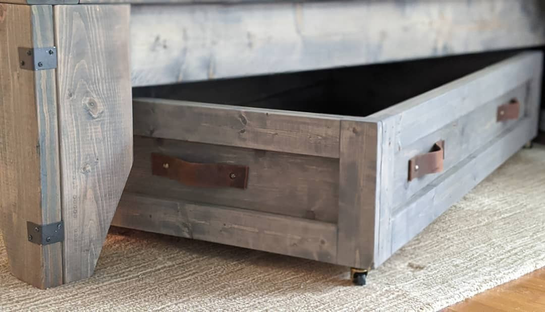 Готова висувна шухляда під ліжко з дерева, зроблена своїми руками для економії простору.