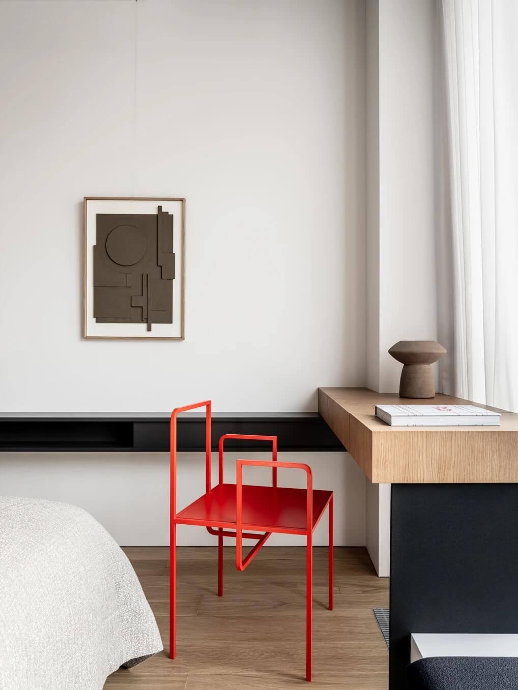 Ефективне освітлення робочого місця біля вікна з додатковими настільними лампами для комфортної роботи.