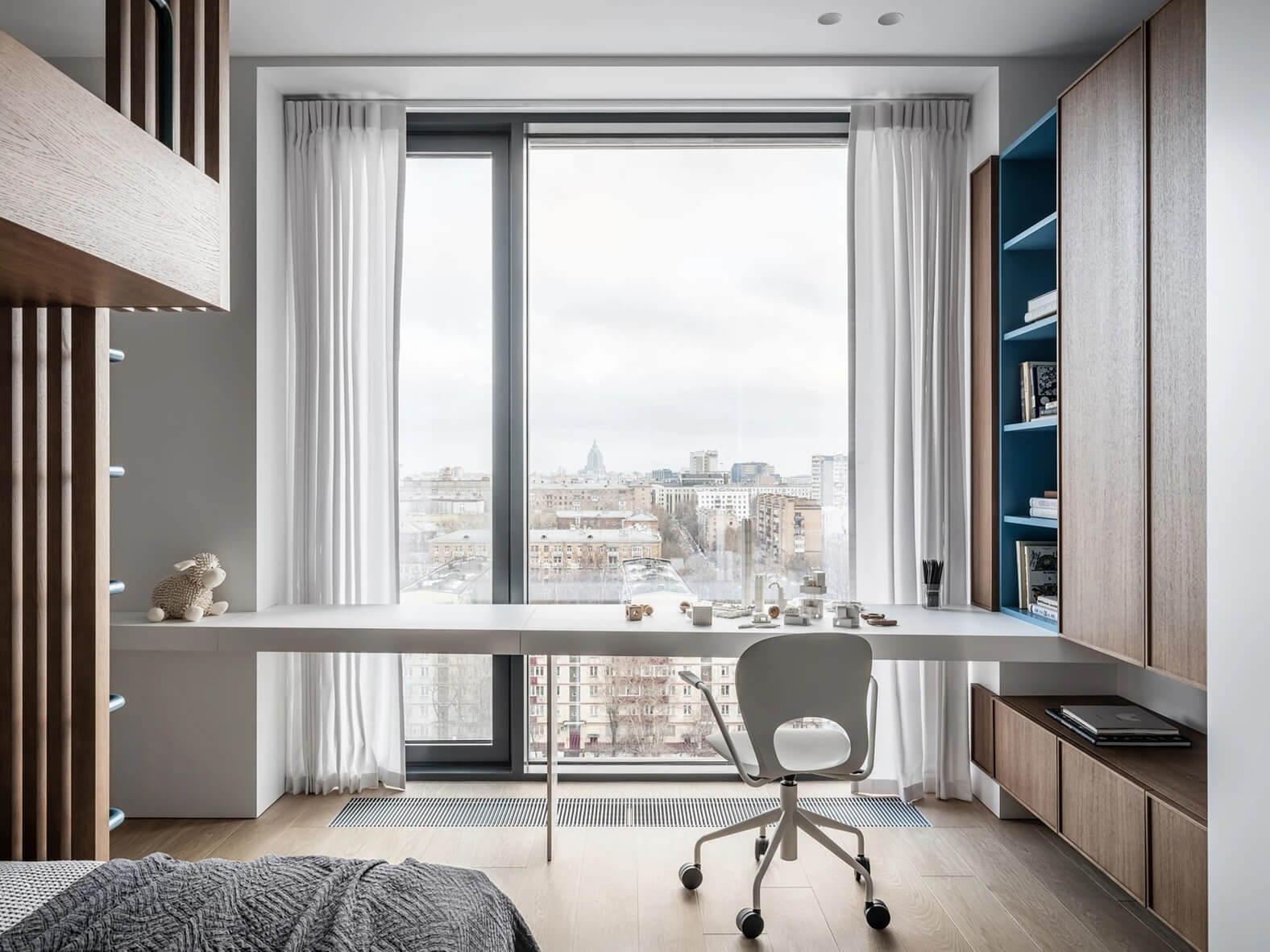 Ергономічний стіл біля вікна з зручним кріслом для ефективної роботи