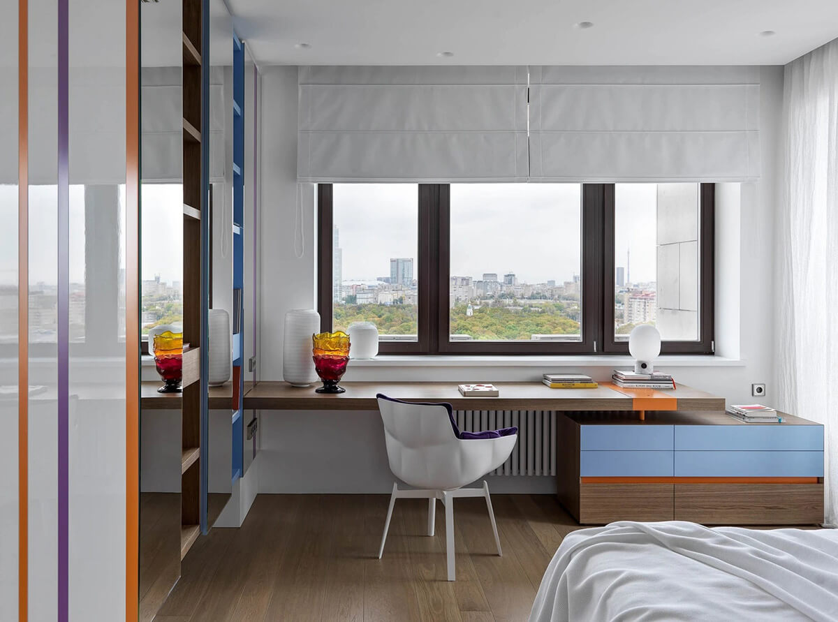 Робочий простір біля вікна з регульованим освітленням та жалюзі для комфортної роботи