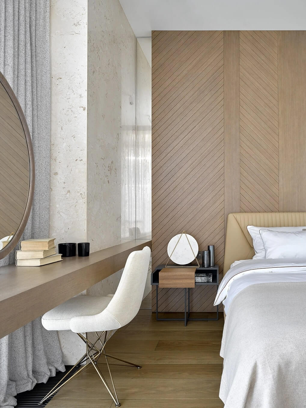 Сучасний дизайн робочого місця біля вікна з підвісними полицями та лаконічним декором