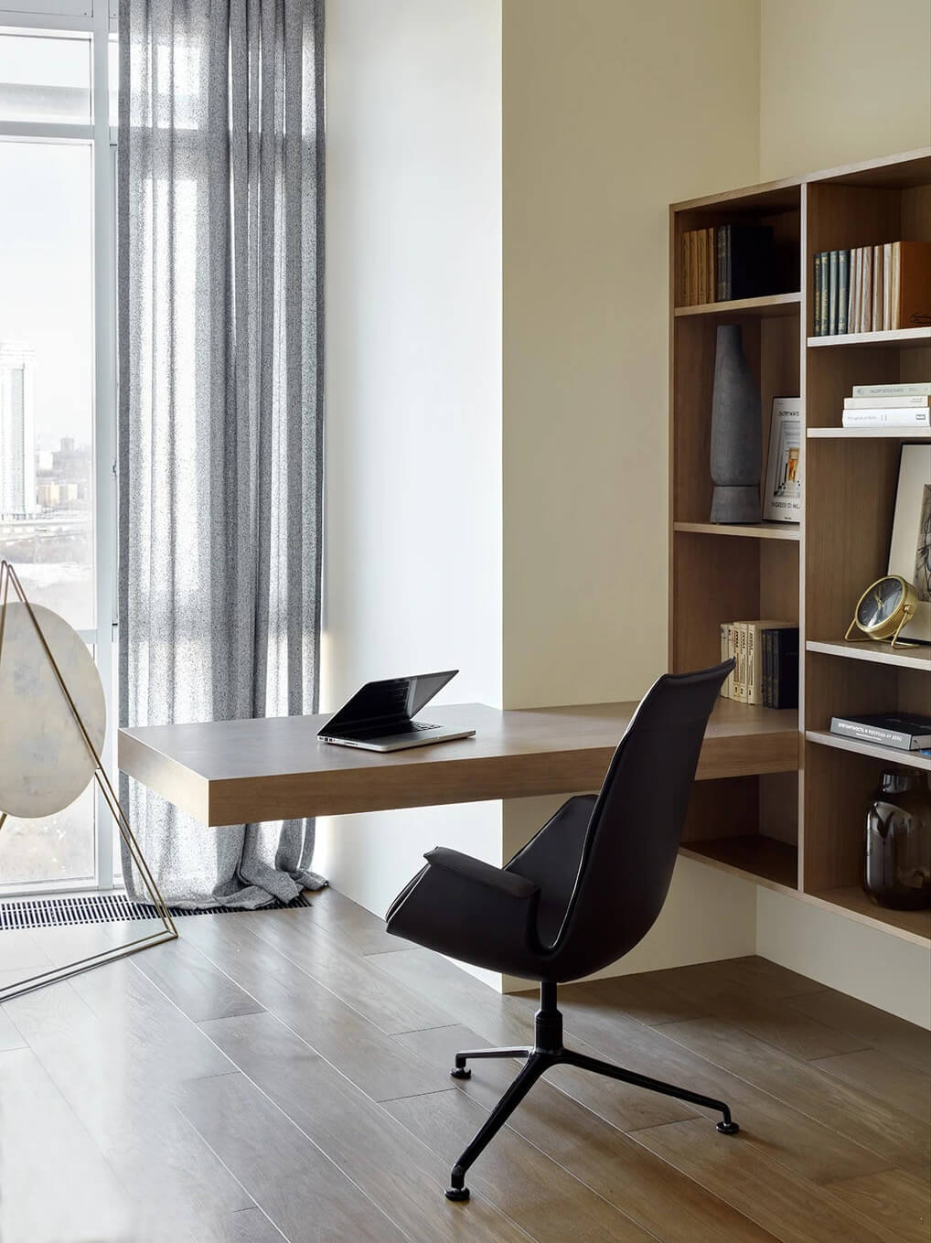 Функціональне робоче місце біля вікна з достатньою кількістю місця для зберігання речей