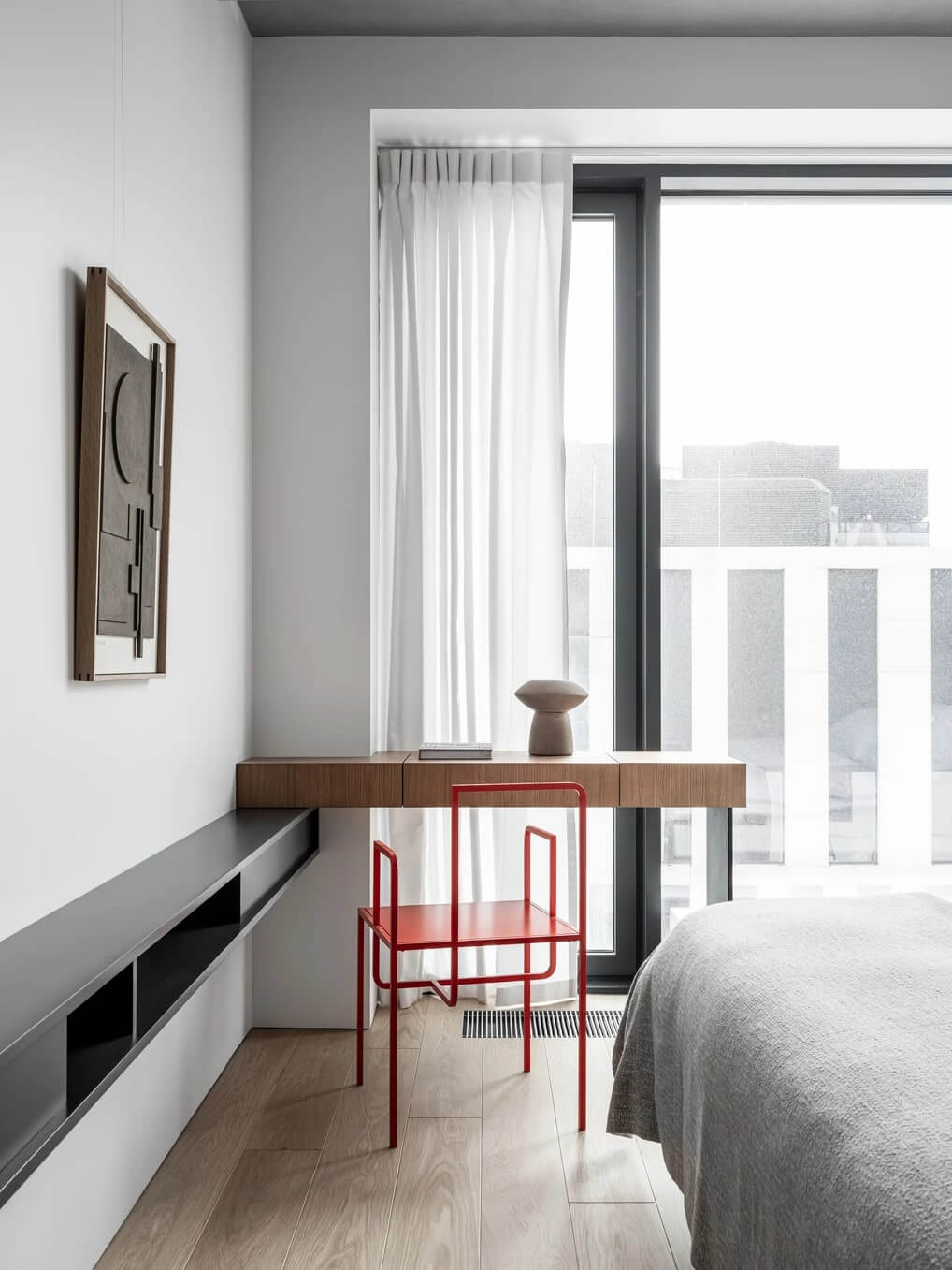 Надихаюче робоче місце біля вікна з особистими фотографіями та мотиваційними цитатами