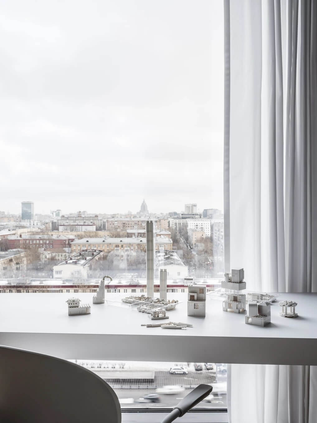 Організація робочого місця біля вікна з використанням природного освітлення для продуктивності.