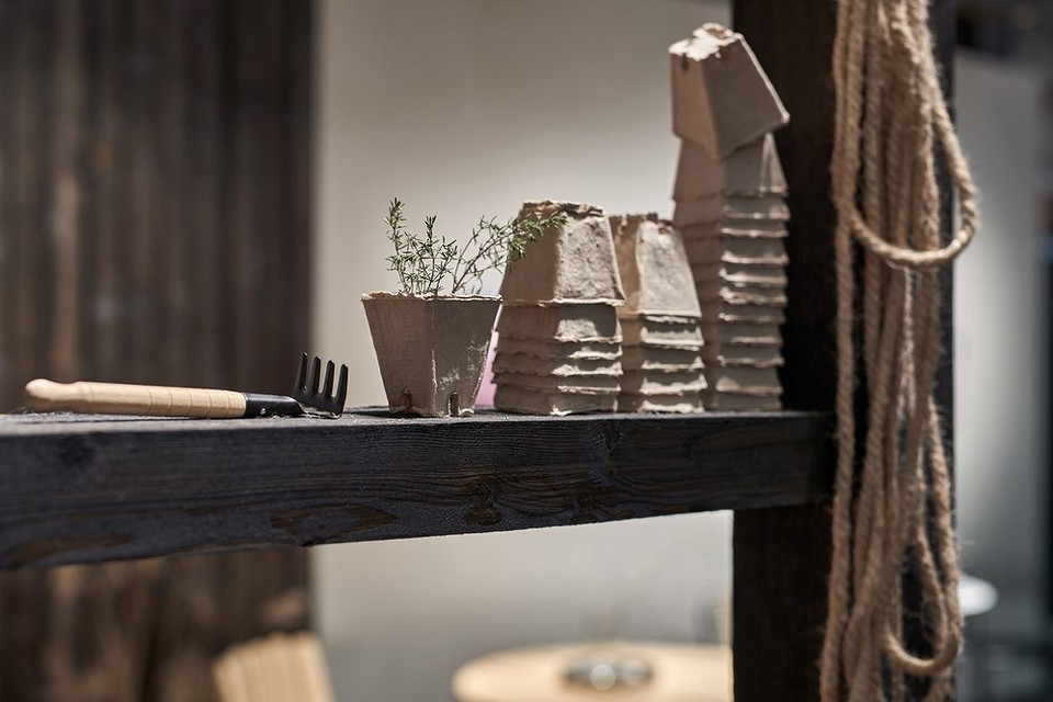 Схема з розмірами для самостійного виготовлення стелажа для розсади на підвіконні.