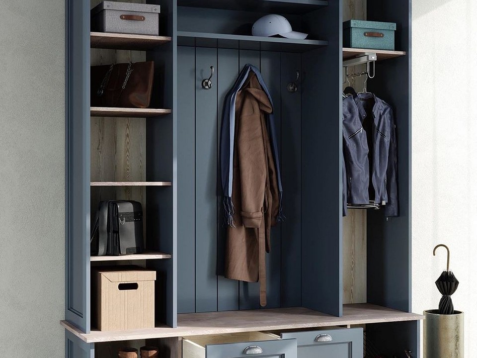 Відкрита шафа-гардероб з колоною у передпокої, зроблена своїми руками