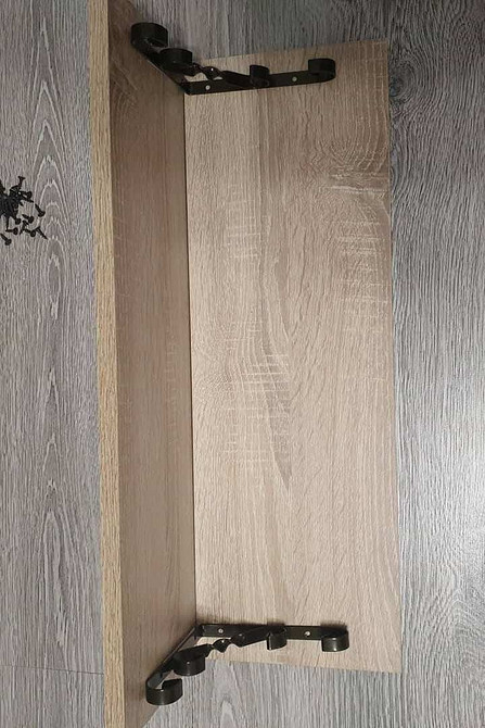 Етапи виготовлення настінної вішалки з дерева: обпалювання деревини для створення ефекту.