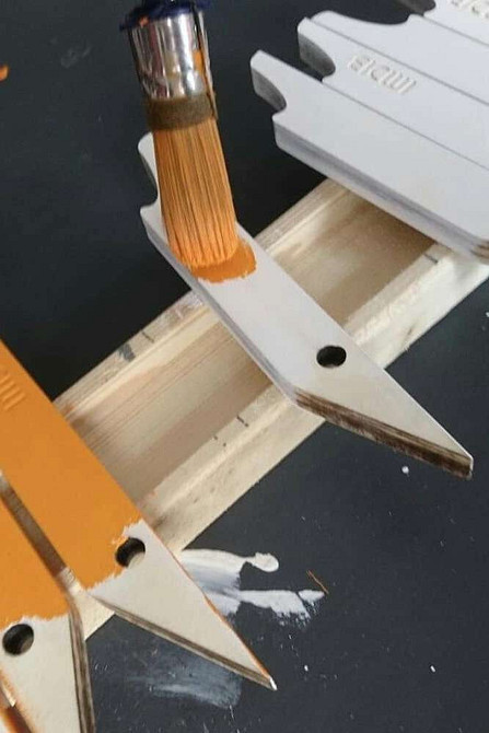 Настінна вішалка з дерева, зроблена своїми руками: ідеальне рішення для дому