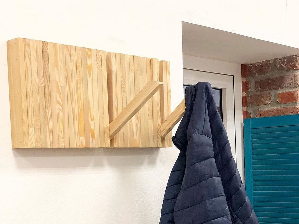 Елементи дизайну дерев'яної вішалки в передпокій: фурнітура, покриття та декоративні акценти.