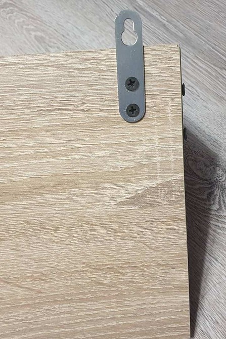 Детальний процес кріплення полиць до дерев'яної настінної вішалки, зробленої своїми руками.