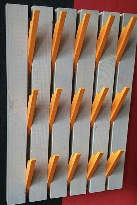 Настінна вішалка з дерева: практичний та естетичний елемент декору