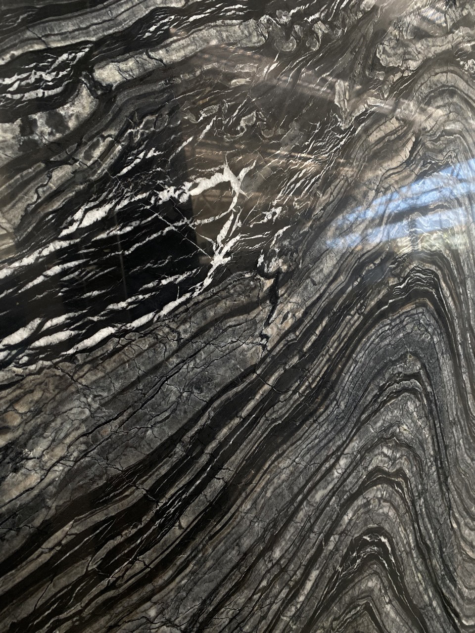 Натуральний камінь онікс з підсвіткою: декоративна стіна з оніксу в інтер'єрі.