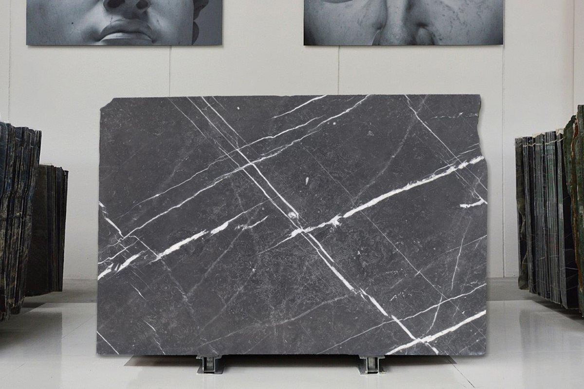 Натуральний камінь граніт в інтер'єрі кухні: стільниця та фартух з граніту.