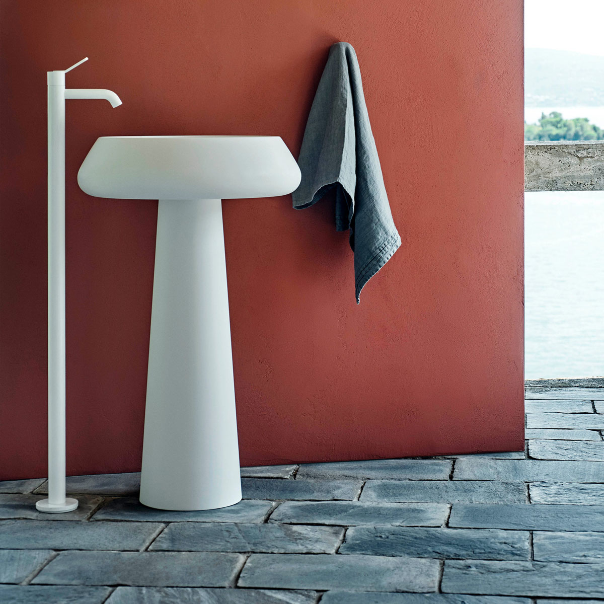 Раковина з тумбою для ванної кімнати: зручне зберігання речей, практичний дизайн, білий колір