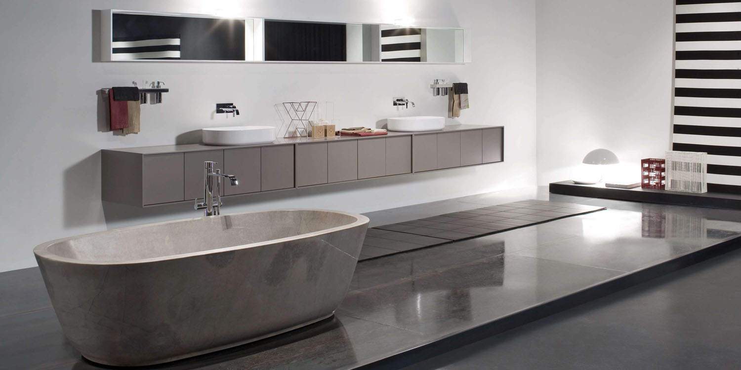 Інтер'єр ванної кімнати з акцентом на стильні змішувачі та сантехніку преміум-класу