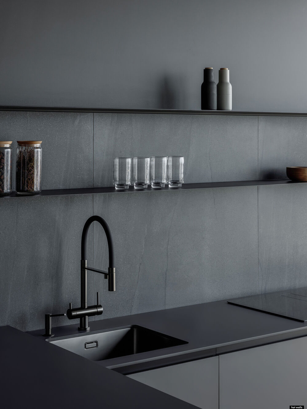 Сучасний чорний кухонний змішувач: стильний акцент для мінімалістичного дизайну кухні.