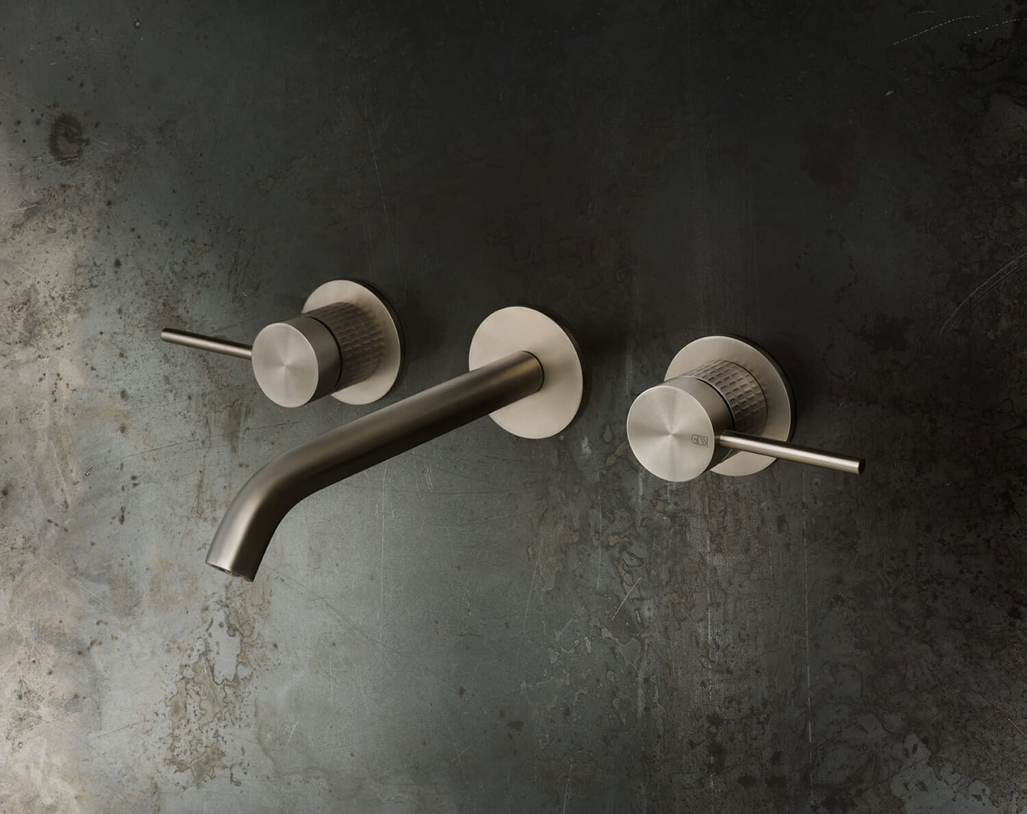 Матеріали змішувачів для ванної: латунь, нержавіюча сталь, покриття