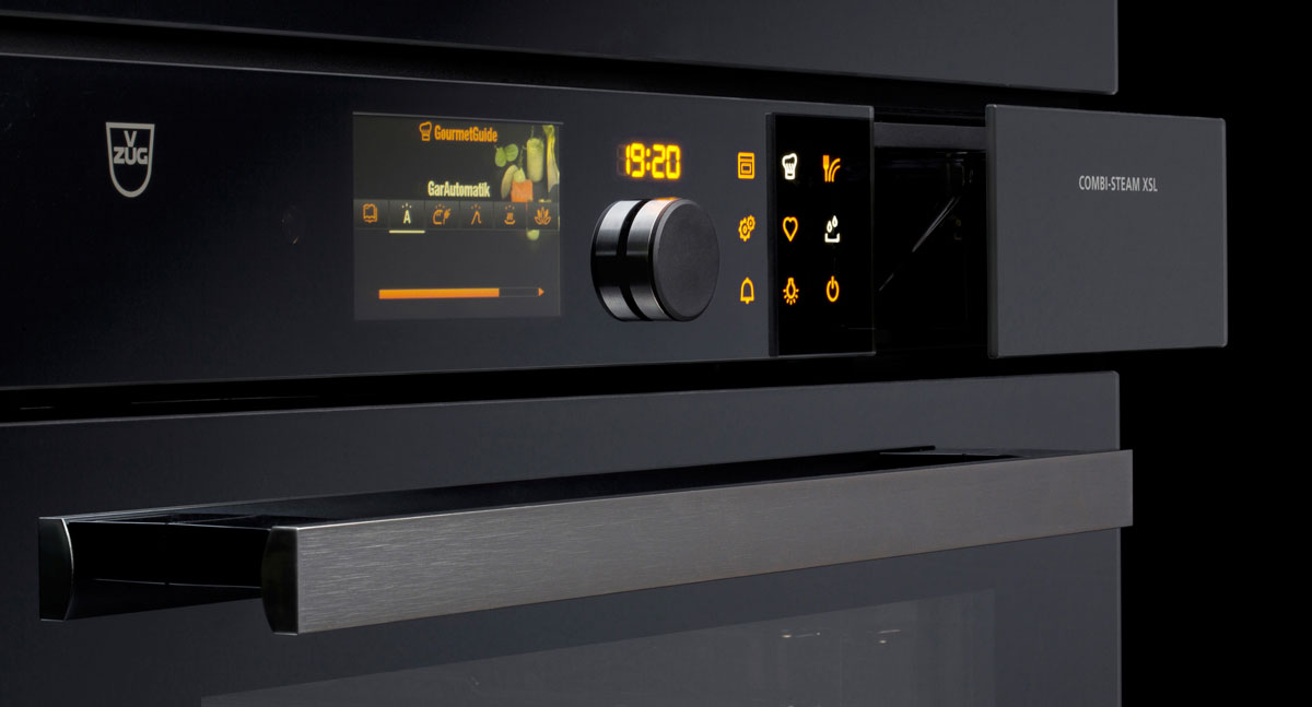 Простора кухня з окремо стоячим холодильником та плитою: практичний вибір техніки