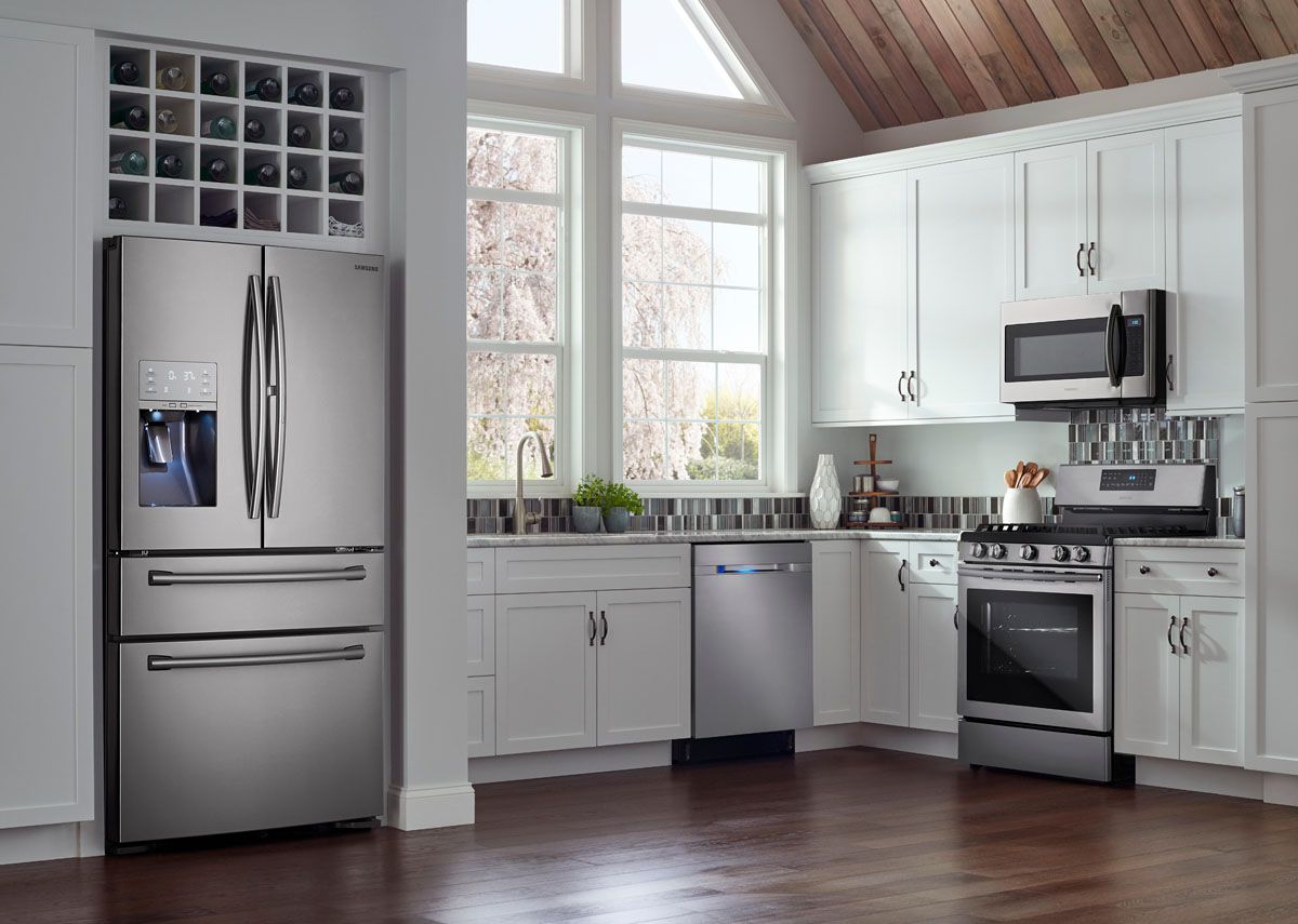 Стильна кухня з сучасною вбудованою технікою та освітленням для комфортного приготування їжі