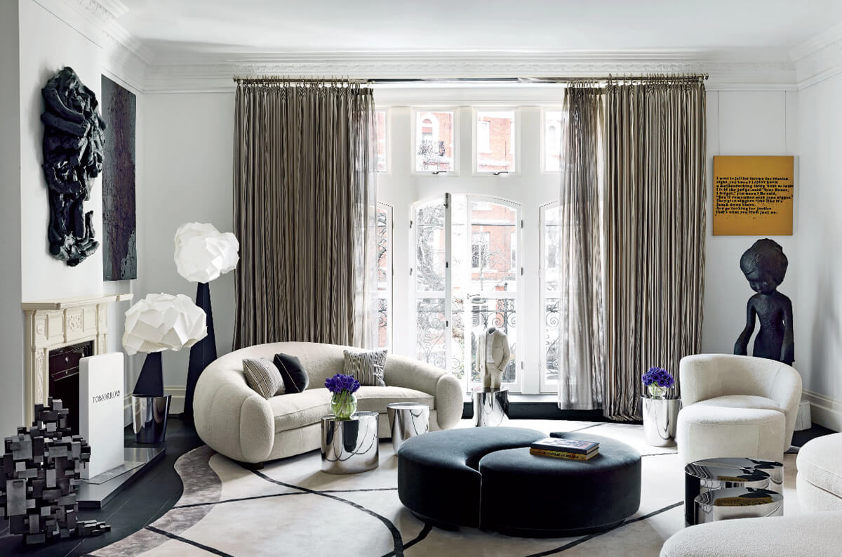 Скульптури для дому: невелика бронзова скульптура на полиці, акцентний елемент декору.