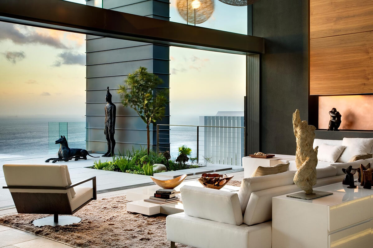 Картини для інтер'єру: велике полотно з пейзажем в класичному інтер'єрі вітальні, створює глибину.