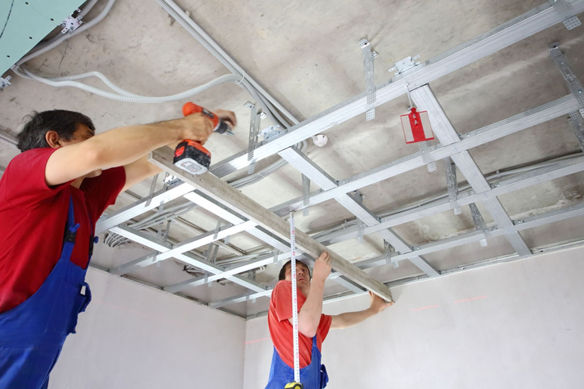 Різноманітні види стель: підвісні, натяжні, гіпсокартонні, для дизайну інтер'єру кімнати.